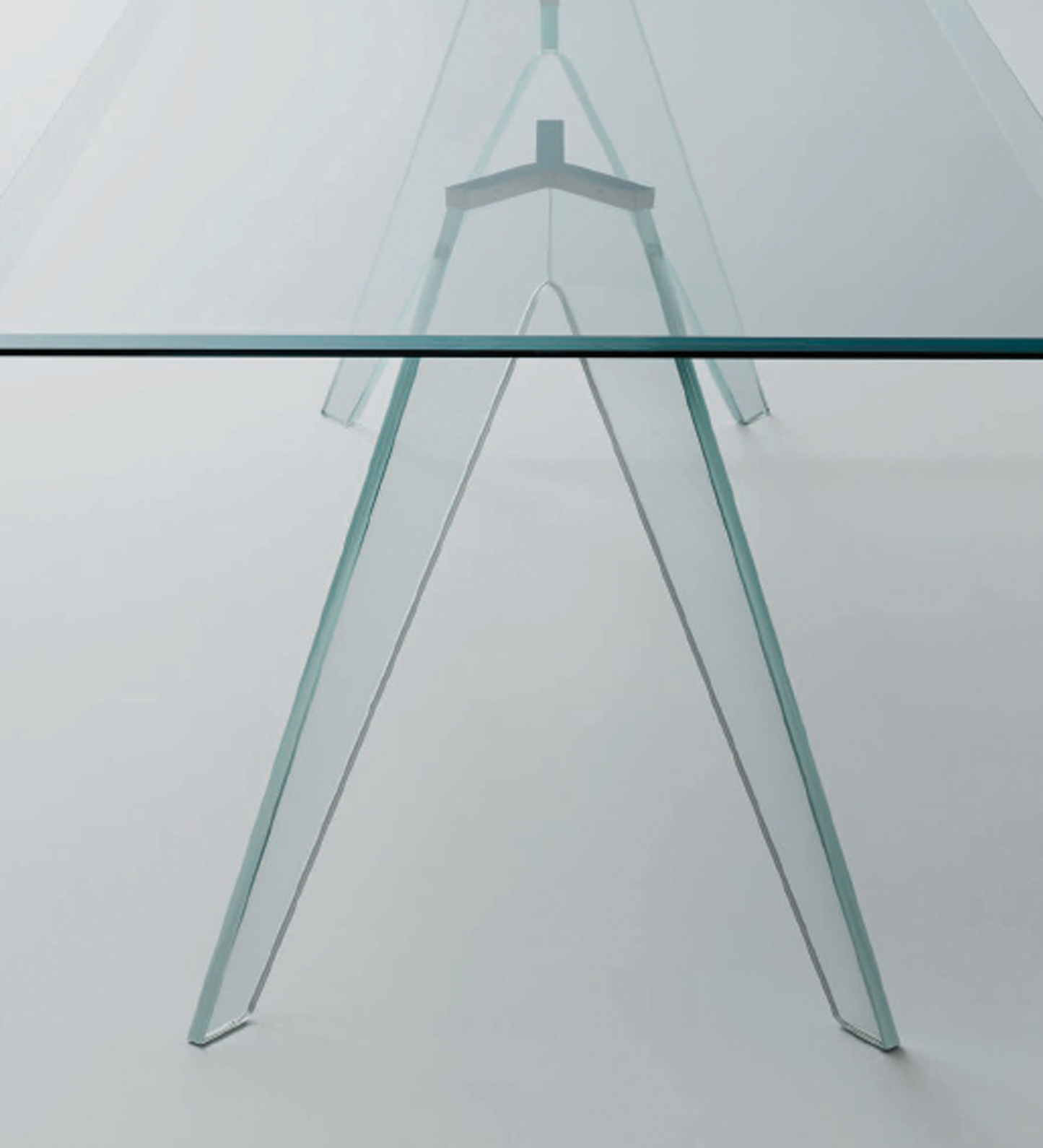 Alister Table